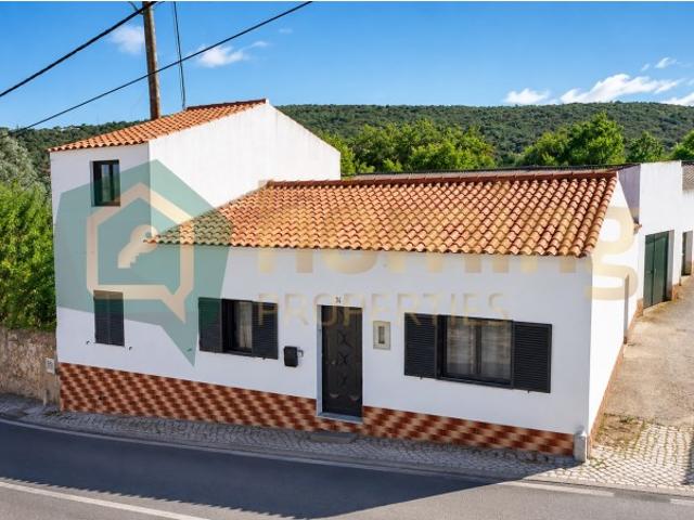 Moradia T3 e armazém para venda em Salir