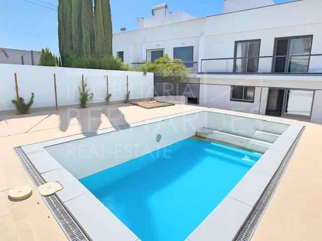 Moradia T3 em Moncarapacho, com cave, garagem e piscina