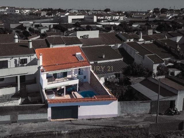 Moradia T3 em Mourão com piscina e vista para o Castelo