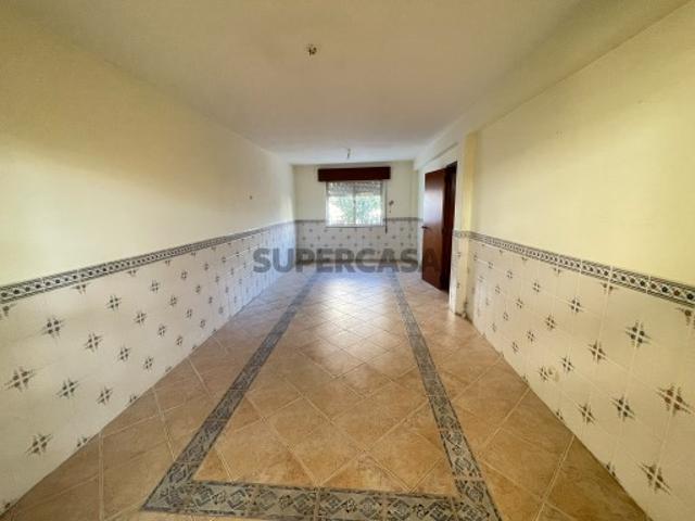 Moradia T3 em Azeitão | Garagem 75 m² | Terraço | 2 pisos | Excelente potencial