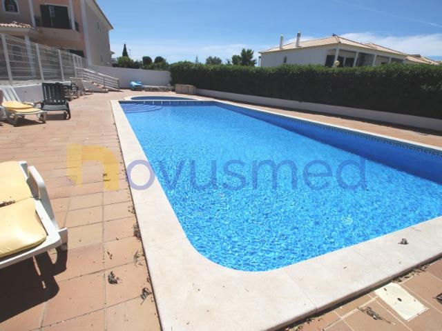 Moradia T3 em Banda com Garagem, Quintal e Piscina em Ferreiras