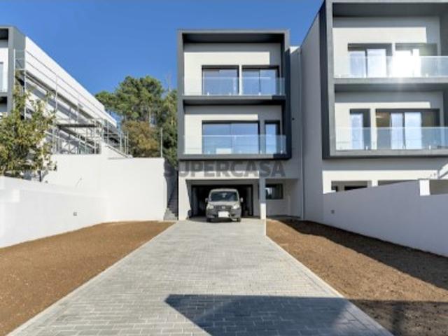 Moradia T3 em Banda Construção Nova em Lobão, Santa Maria da Feira