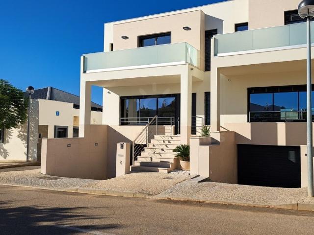 Moradia T3 Em Banda Em Gambelas A Minutos Da Praia 77m² Montenegro