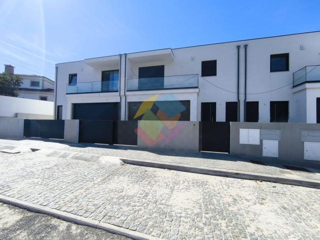 Moradia T3 em Banda Espargo Stª. Maria da Feira