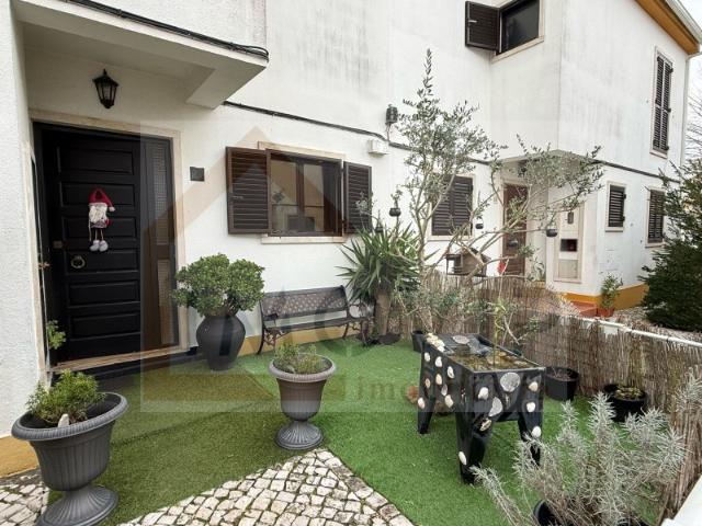 Moradia T3 em Banda Vila Nogueira de Azeitão