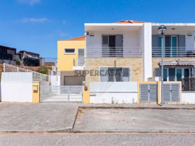 Moradia T3 em Campelos e Outeiro da Cabeça