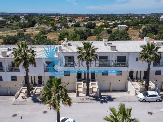Moradia T3 em Condomínio Privado com Piscina e Garagem para. 197m² Ferreiras