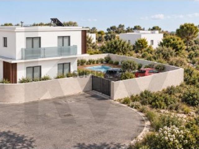 Moradia T3 em construção Sassoeiros, Carcavelos