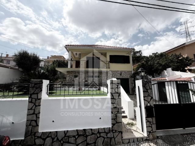 Moradia T3 em excelente estado de conservação em Fanhões, Loures