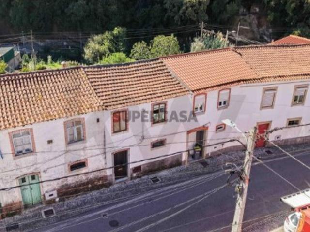 Moradia T3 em Eiras com terraço e enorme potencial de remodelação