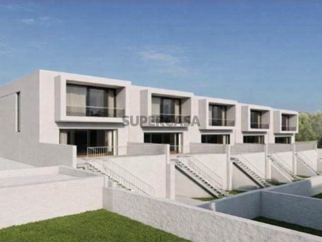 Moradia T3, fase final de construção em Rio Covo