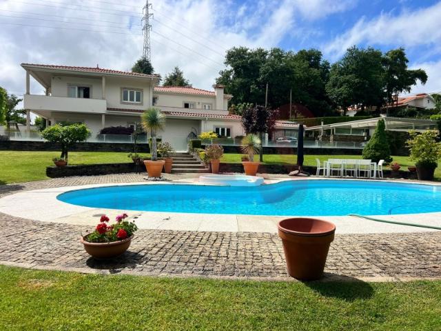 Moradia T3 em Guardizela, Guimarães, com Piscina, Campo de Ténis e 2.700 m² de Terreno