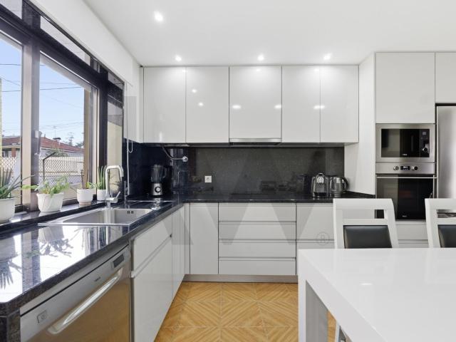 Moradia T3 em Paços de Brandão com Jardim, Terraço, Garagem e Vista para a Natureza