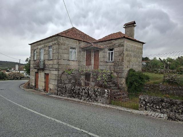 Moradia T3 em Pedra para Reabilitação – Aldeia do Furtado, Fornos de Algodres