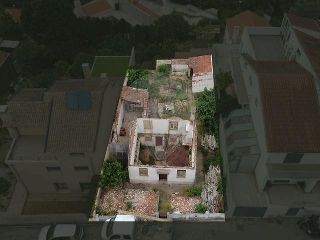 Moradia T3 em rúina inserida num lote com 336m2 à venda em Coimbra