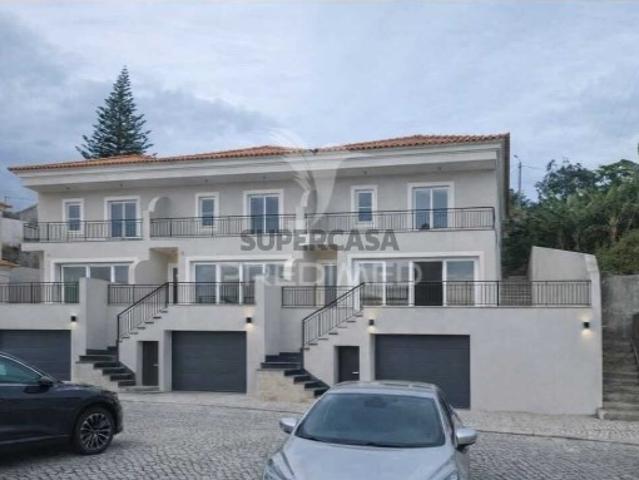 Moradia T3 em Santa Cruz