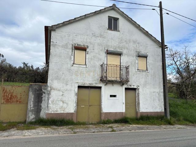 Moradia T3 em Santiago de Litém, Pombal, situada em zona rural, ideal para quem procura tranquilidade e contacto com a natureza