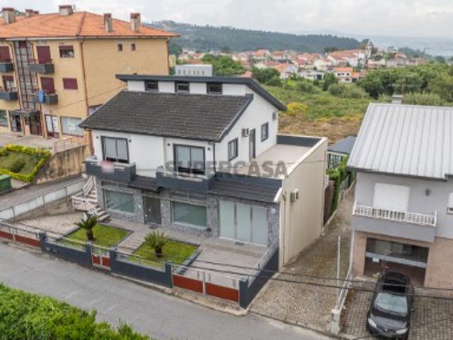Moradia T3 em Sobrosa com Piscina e Espaço Comercial