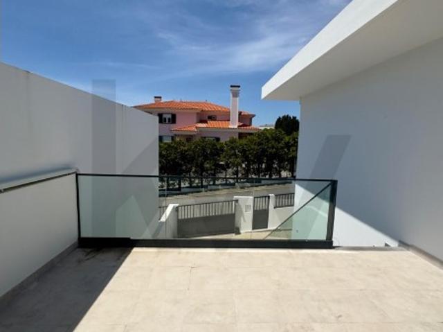 Moradia T3 em Torres Vedras com Jardim, Varandas e Estacionamento Classe A