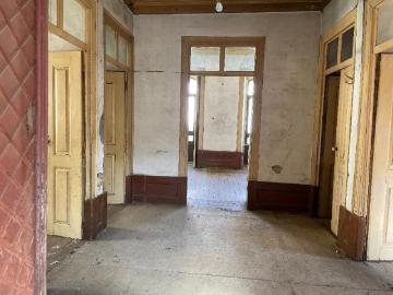 Moradia T3 em Troviscal com fachada de traça antiga