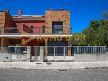 Moradia T3 Moderna em Bucelas, Garagem, Logradouro e Qualidade de Vida a 20 Minutos de Lisboa