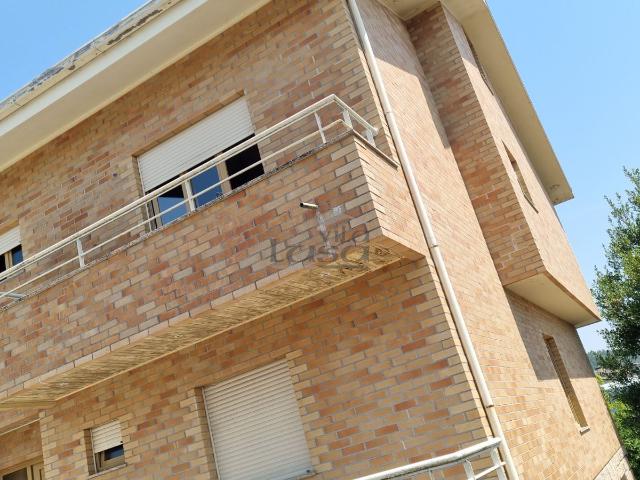 Moradia T3 + escritório, em Campo, Valongo, ao cruzamento do Pe Américo