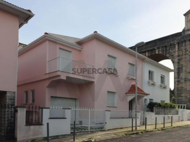 Moradia T3 Fora de Série em Campolide com vista do Aqueduto com anexo T0 e Garagem Box