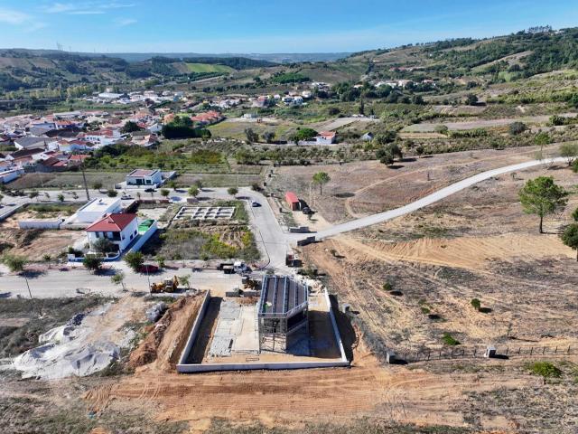 Moradia T3 Geminada c/ 1 Suite, Jardim, Parqueamento e Pisci. 156m² Bombarral e Vale Covo