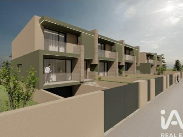 Moradia T3 Geminada com 3 pisos e Jardim