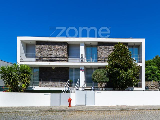 Moradia T3 Geminada com Piscina em Este Braga
