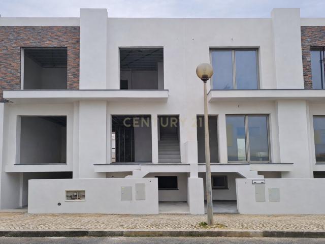 Moradia T3 Geminada no Centro de Santa Cruz