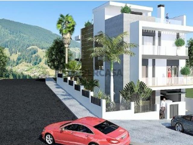 Moradia Bifamiliar e Terreno independente com 300m2, no Bairro das Maroitas
