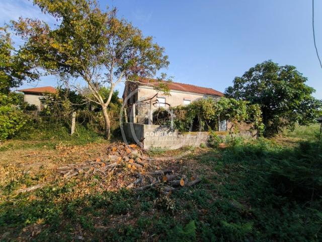 Moradia t3, habitável, com anexo e um total de 4450m2 de terreno, em Agualonga Paredes de Coura