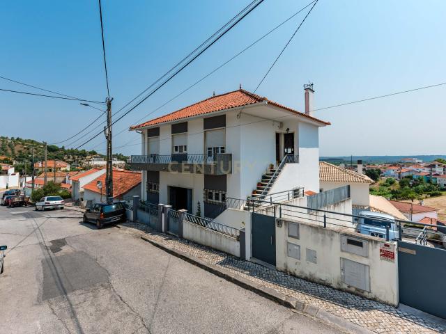 Moradia T3 Independente com Garagem e Potencial de Valorização | Alenquer