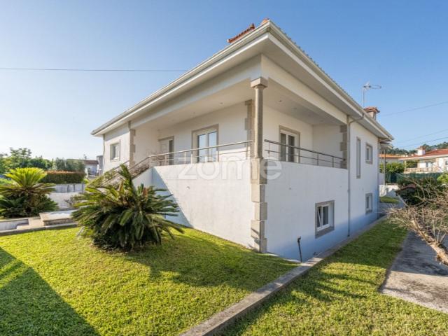 Moradia T3 individual com jardim e churrasqueira em Santo Tirso