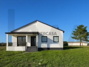 Moradia T3, inserida em terreno com 5.640 m2 no Cartaxo