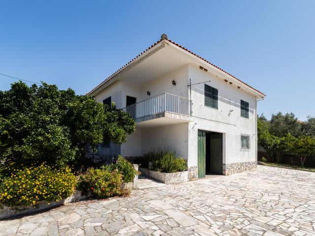 Moradia T3 Isolada, com garagem de 157 m2 térrea em lote de 1.331 m2 com Potencial de Destaque
