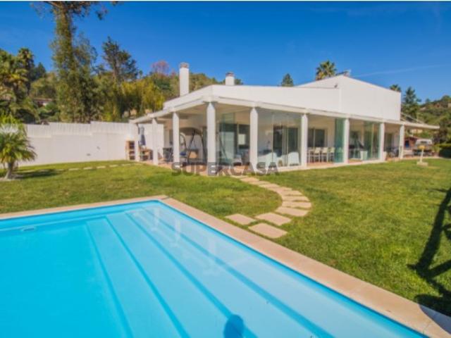 Moradia T3 Isolada com Piscina e Vista Desafogada para o Castelo de Sesimbra