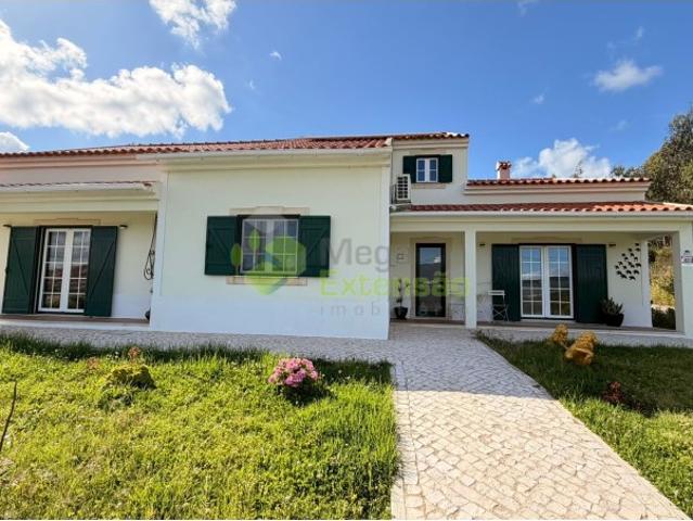 Moradia T3, isolada, com Rooftop e Vista Deslumbrante para a Serra de Montejunto