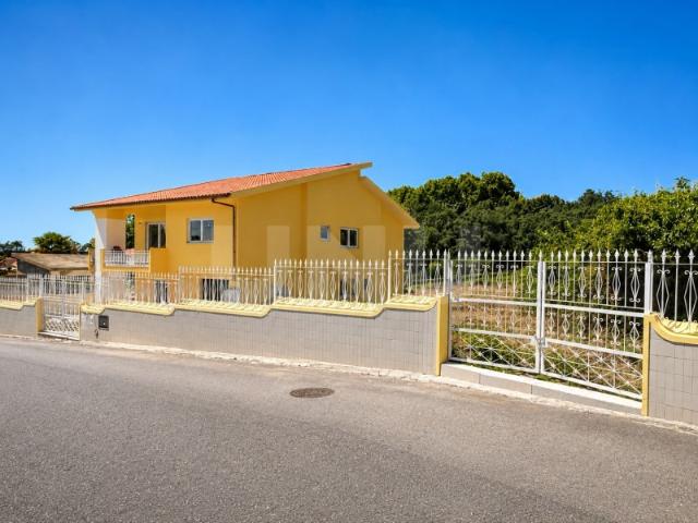 Moradia T3 Isolada com Terreno e Garagem em Santa Maria de Lamas, Santa Maria da Feira