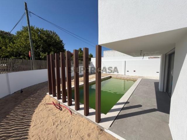Moradia T3 Isolada com 3 suites e piscina