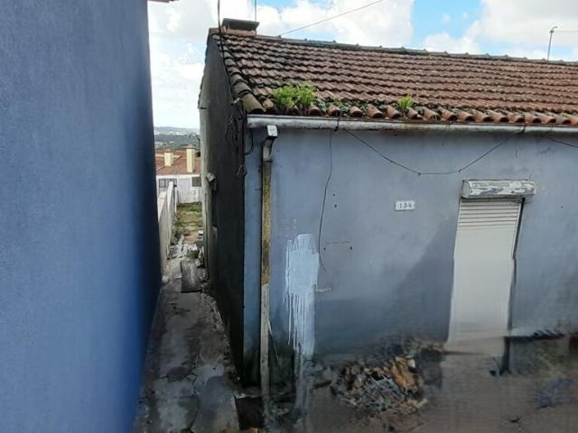 Moradia T3 p/ Reconstruir em Arrifana