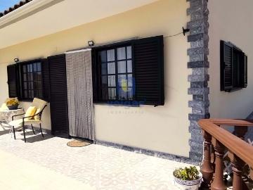 Moradia T3 para habitação própria com quintal, restaurante e minimercado