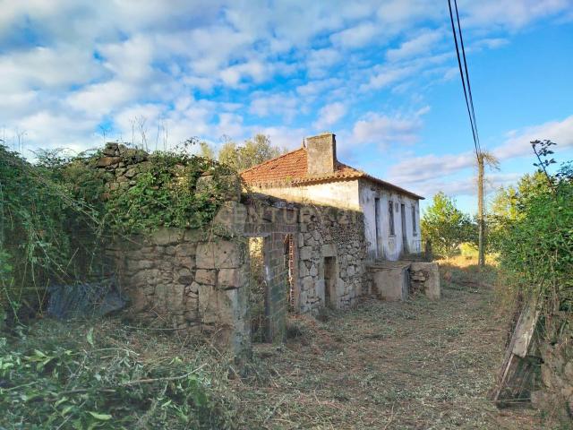 Moradia T3 para reabilitar com terreno em Fontoura, Valença Oportunidade Única!