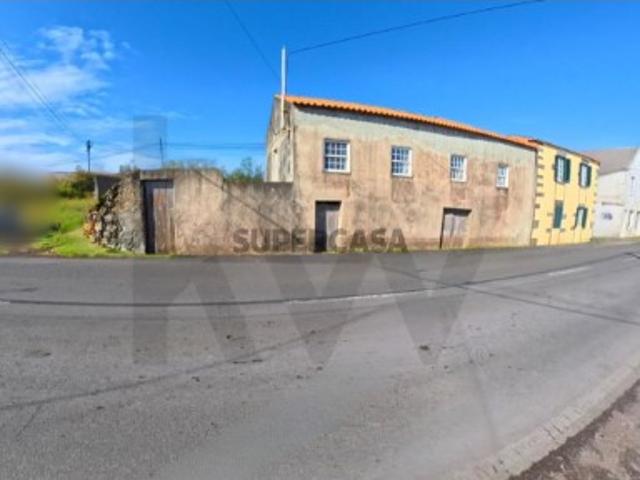Moradia T3 para Reabilitar na Madalena do Pico