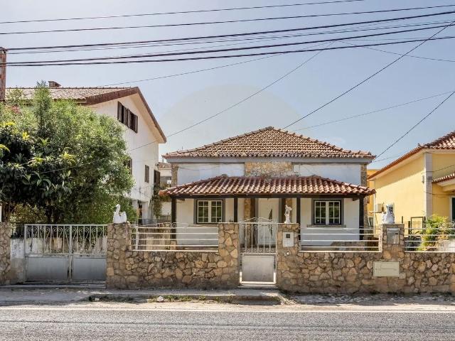Moradia T3 para recuperação em Guerreiros, Loures — lote de 360 m²