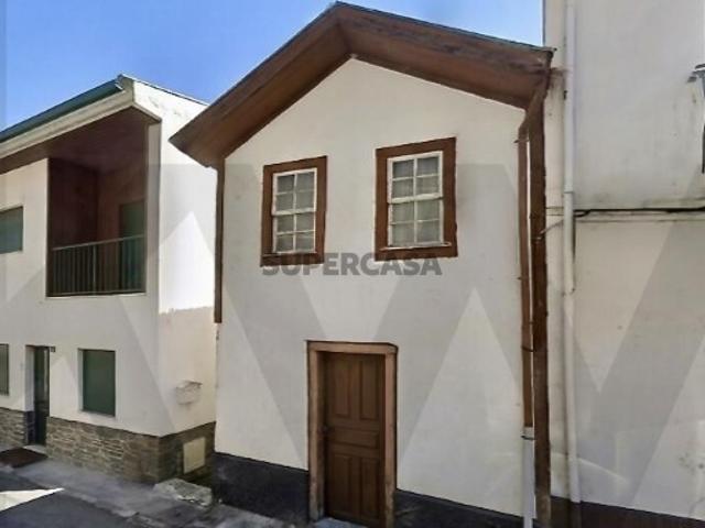 Moradia T3 para recuperar com vista Douro em Peso da Régua