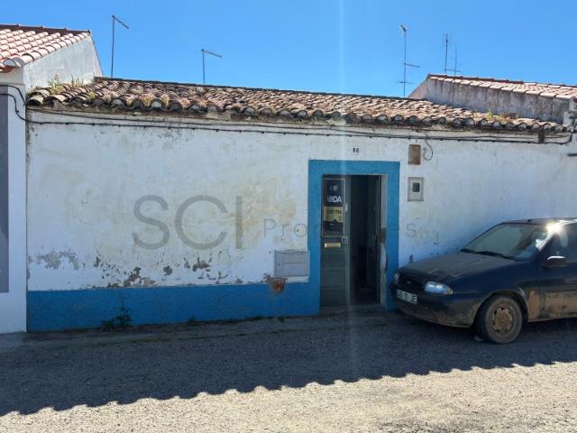 Moradia T3 para recuperar em Vila Nova de São Bento.