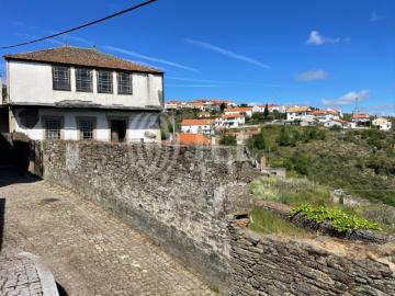 Moradia T3 para remodelação total, em S. João da Pesqueira