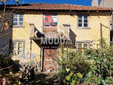 Moradia T3 para remodelar em Zona Residencial